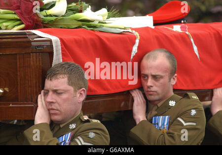 Zwei Pallbearers tragen den Sarg von Corporal Stephen Allbutt, Mitglied der Queen's Royal Lancers, auf dem Weg zur Holy Trinity Church für den Gottesdienst. * Sie sind beide Mitglieder des Regiments der 35-Jährigen und trugen zusammen mit vier anderen Kollegen den Sarg in der Kirche. Der verheiratete Soldat, der auch im Golfkrieg von 1991 diente, wurde zusammen mit dem 19-er Trooper David Clarke aus Stafford getötet, als ihr Challenger 2-Panzer von einem anderen britischen Panzer während eines Feuergefechtes in der Nähe von Basra beschossen wurde. Stockfoto