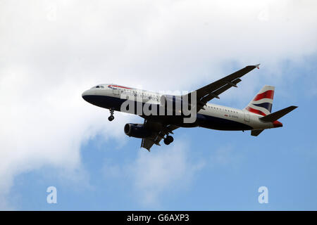 Ein British Airways Flugzeug mit der Registrierung von G-EUYE landet Am Flughafen Heathrow Stockfoto