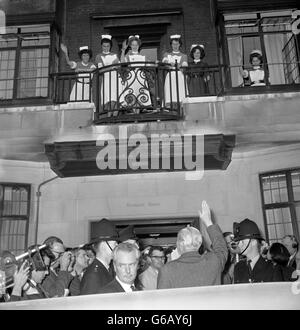 Harold Macmillan, der 69-jährige ehemalige Premierminister, winkt dem Personal zu, als er das King Edward VII Hospital for Officers, Marylebone, London, verlässt. Macmillan, der am Vorabend der Konferenz der Konservativen Partei ins Krankenhaus eingeliefert wurde, wurde am 10. Oktober erfolgreich wegen Prostataobstruktion operiert. Stockfoto