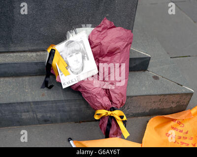 Blumen am Fuße der Billy Wright Statue in Hommage an den ehemaligen Wolverhampton Wanderers-Spieler Dave Wagstaffe Stockfoto