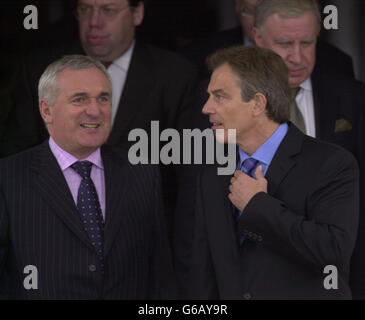 (l/r) der irische Premierminister Bertie Ahern, der irische Minister für auswärtige Angelegenheiten, Brian Cowen (hinten), der britische Premierminister Tony Blair und der nordirische Sekretär Paul Murphy werden im Farmleigh House, Dublin, Republik Irland, mit den Medien sprechen. * Sie trafen sich zu Gesprächen über die Machtteilung und den laufenden Friedensprozess in Nordirland. Stockfoto