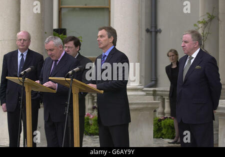 (l/r) Minister Michael McDowell, der irische Premierminister, Bertie Ahern, der Minister für auswärtige Angelegenheiten, Brian Cowen (hinten), der britische Premierminister Tony Blair und der nordirische Sekretär Paul Murphy sprachen vor den Medien im Farmleigh House, Dublin, Republik Irland. * Sie trafen sich zu Gesprächen über die Machtteilung und den laufenden Friedensprozess in Nordirland. Stockfoto