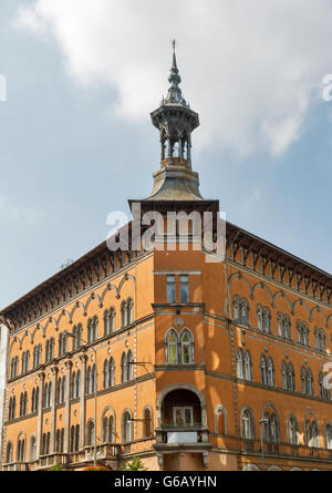 Alte und schöne Gebäudefassade in Budapest, Ungarn, Europa. Stockfoto