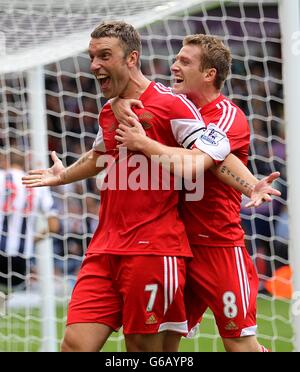 Rickie Lambert von Southampton feiert das Tor des Gewinners Strafpunkt mit Steven Davis (rechts) Stockfoto