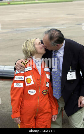 Polly Vacher mit Ehemann Peter und ihrem einmotorigen Flugzeug Piper Dakota, bevor sie vom internationalen Flughafen Birmingham aus mit ihrem Trans Polar Solo die Welt umrundet. Stockfoto