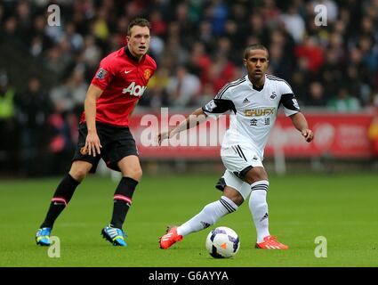 Fußball - Barclays Premier League - Swansea City / Manchester United - Liberty Stadium. Phil Jones (links) von Manchester United und Wayne Routledge von Swansea City kämpfen um den Ball Stockfoto