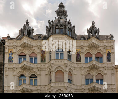 Aufwendige Architektur mit schönen Mosaik, Muzeum Krt, Pest, Budapest, Ungarn. Stockfoto