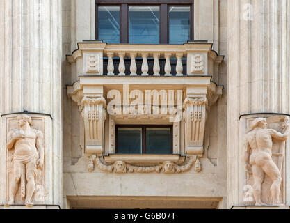 Alte Gebäude außen mit Balkon, Spalten und Bas-Relief-Closeup. Vörösmarty ter Platz, Belvaros, zentral-Budapest, Ungarn, Stockfoto