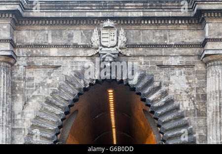 Adam Clark Tunnel unter dem Burgberg in Budapest, Ungarn. Von hier aus gelangen sie bequem zu Orten in Buda hinter dem Hügel. Stockfoto