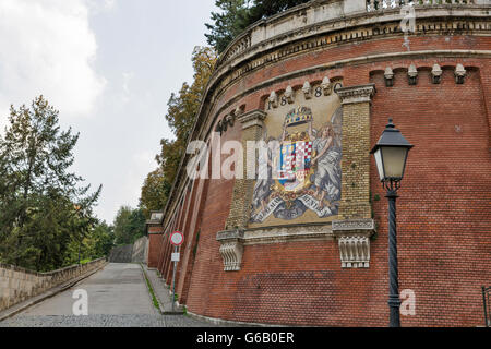 Die Wand Weg zum Königspalast mit Mosaik Wappen auf dem Burgberg in Budapest, Ungarn. Stockfoto