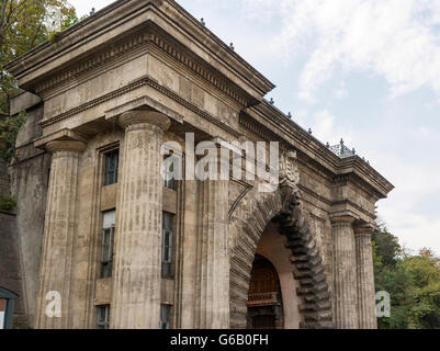 Adam Clark Tunnel unter dem Burgberg in Budapest, Ungarn. Von hier aus gelangen sie bequem zu Orten in Buda hinter dem Hügel. Stockfoto