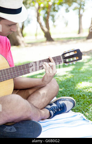 Man spielt akustische Gitarre Stockfoto