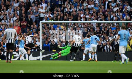 Fußball - Barclays Premier League - Manchester City / Newcastle United - Etihad Stadium. David Silva von Manchester City (links) schießt, um das Eröffnungstreffer seines Teams zu erzielen Stockfoto