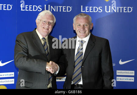 Der Vorsitzende von Leeds United, John McKenzie, gratuliert seinem neuen hauptverantwortlichen Manager Peter Reid (rechts) bei einer Pressekonferenz in der Elland Road, Leeds. Reid wurde als dritter Manager von Leeds United in einem Jahr bestätigt. * Reids Belohnung für die Führung von Leeds zur Premiership Safety in der Rolle des Hausmeistermanagers ist es, Terry Venables' ständiger Nachfolger bei Elland Road zu werden. Reids Ankunft als Hausmeister mit noch acht Spielen wurde von einigen Leeds-Fans mit Skepsis begrüßt. Aber Leeds haben 10 Punkte aus ihren sieben Spielen unter Reid geholt und Fans und Spieler scheinen sich gleichermaßen für ihn aufgewärmt zu haben. . Stockfoto