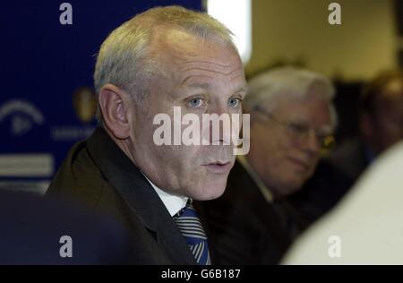 Peter Reid (links), Manager von Leeds United, wird während einer Pressekonferenz in der Elland Road, Leeds, als neuer Vollzeit-Manager vorgestellt. Reid wurde als dritter Manager von Leeds United in einem Jahr bestätigt. * Reids Belohnung für die Führung von Leeds zur Premiership Safety in der Rolle des Hausmeister-Managers wird Terry Venables' ständiger Nachfolger bei Elland Road. Reids Ankunft als Hausmeister mit noch acht Spielen wurde von einigen Leeds-Fans mit Skepsis begrüßt. Aber Leeds haben 10 Punkte aus ihren sieben Spielen unter Reid und Fans und Spieler gleichermaßen scheinen, um ihn erwärmt haben. 08/09/04: Stockfoto