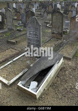 Eines von mehr als 380 Gräbern wurde auf einem jüdischen Friedhof in einem von der Polizei als rassistisch motivierten Angriff bezeichneten Friedhof entweiht. Offiziere wurden auf den Plashet-Friedhof in East Ham, London, gerufen. Sie entdeckten 386 Gräber, die scheinbar übergeschoben und beschädigt waren. * EIN Polizeisprecher sagte: Es gab keine Hinweise auf eine Störung der Gräber selbst und es gab keine Hinweise auf ein aufgedunsttes Graffiti. Stockfoto