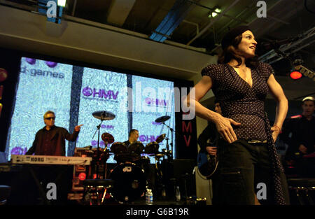 PA FOTOS - - : die amerikanische Sängerin Madonna tritt bei einem Instore Gig im HMV in der Londoner Oxford Street auf. OBLIGATORISCHE GUTSCHRIFT: Daniel Smith Stockfoto