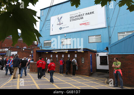 Fußball - Barclays Premier League - Crystal Palace gegen Tottenham Hotspur - Selhurst Park. Vor dem Spiel versammeln sich Fans vor dem Selhurst Park Stockfoto