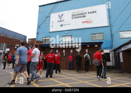 Fußball - Barclays Premier League - Crystal Palace gegen Tottenham Hotspur - Selhurst Park. Vor dem Spiel versammeln sich Fans vor dem Selhurst Park Stockfoto