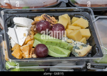 Streetfood Sortiment Käseplatte mit Trauben und Walnüssen in Box closeup Stockfoto