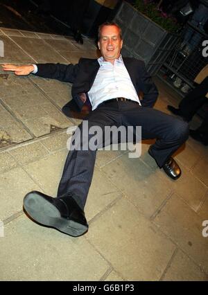 Der Komiker Frank Skinner posiert für die Medien, als er zum 50. Geburtstag von David Gest am Eingang des Londoner Dorchester Hotels ankommt. Stockfoto