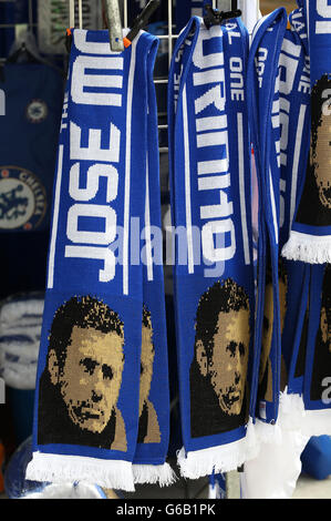 Fußball - Barclays Premier League - Chelsea gegen Hull City Tigers - Stamford Bridge. Chelsea-Merchandise zum Verkauf, einschließlich Jose Mourinhoschals, vor der Stamford Bridge Stockfoto