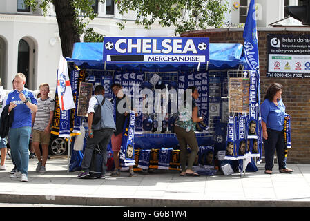 Fußball - Barclays Premier League - Chelsea gegen Hull City Tigers - Stamford Bridge. Chelsea-Merchandise zum Verkauf außerhalb der Stamford Bridge Stockfoto