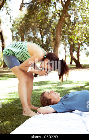 Frau unter Bild von Freund im park Stockfoto