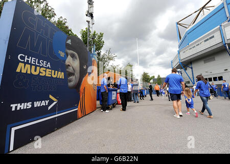 Fußball - Barclays Premier League - Chelsea gegen Hull City Tigers - Stamford Bridge. Eine allgemeine Ansicht der Fans vor der Stamford Bridge Stockfoto