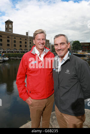 L-R - Rob Hersov (Chairman und Founding Partner von Invest Africa) und Clipper Ventures Chief Executive William ward, vor dem Start des Clipper 2013-14 Round the World Yacht Race an der Tower Bridge. Stockfoto