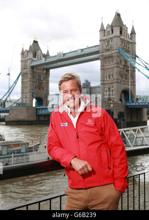 Rob Hersov (Vorsitzender und Gründungspartner von Invest Africa) auf der Tower Bridge vor dem Start des Clipper 2013-14 Round the World Yacht Race. Stockfoto