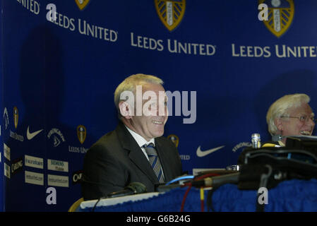 Peter Reid, Manager des Leeds United, wird während einer Pressekonferenz in der Elland Road, Leeds, als neuer Vollzeit-Manager vorgestellt. Reid wurde als dritter Manager von Leeds United in einem Jahr bestätigt. * Reids Belohnung für die Führung von Leeds zur Premiership Safety in der Rolle des Hausmeistermanagers ist es, Terry Venables' ständiger Nachfolger bei Elland Road zu werden. Reids Ankunft als Hausmeister mit noch acht Spielen wurde von einigen Leeds-Fans mit Skepsis begrüßt. Aber Leeds haben 10 Punkte aus ihren sieben Spielen unter Reid geholt und Fans und Spieler scheinen sich gleichermaßen für ihn aufgewärmt zu haben. Stockfoto