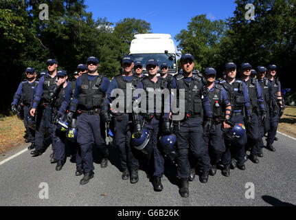 Polizeibeamte eskortieren einen Lastwagen, der zum Sondierungsbohrplatz von Cuadrilla in Balcombe, West Sussex, fährt, während die Anti-Fracking-Demonstrationen fortgesetzt werden. Stockfoto