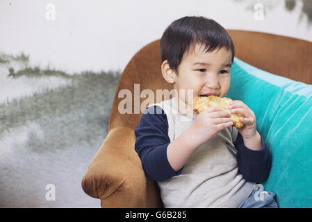 Kleine Jungen Essen cookie Stockfoto