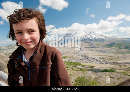 Junge am Mount St. Helens National Volcanic Monument, Washington, USA Stockfoto