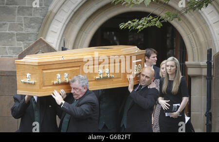 Der Sarg des ehemaligen schottischen Tory-Führers David McLetchie wird nach seiner Beerdigung in Edinburgh, Schottland, aus der St. Columba's Church getragen. Stockfoto