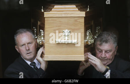 Der Sarg des ehemaligen schottischen Tory-Führers David McLetchie wird nach seiner Beerdigung in Edinburgh, Schottland, aus der St. Columba's Church getragen. Stockfoto