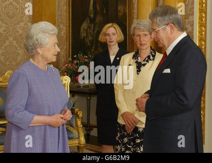 Die britische Königin Elizabeth II empfängt den Vizegouverneur von Neufundland und Labrador, Edward Roberts, zusammen mit seiner Frau Eve Roberts (2. Rechts) und ihrer Tochter Jessica (Mitte) im Buckingham Palace, London. Stockfoto