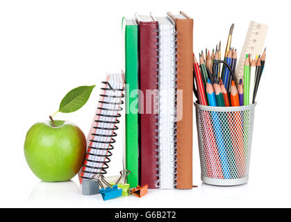 Schul- und Büromaterial. Notizblöcke, bunte Bleistifte und Apple. Isoliert auf weißem Hintergrund Stockfoto