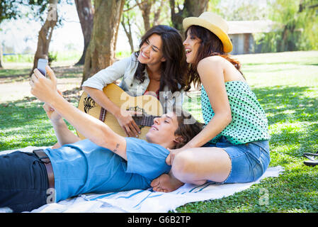 Freunde nehmen Selfie im park Stockfoto