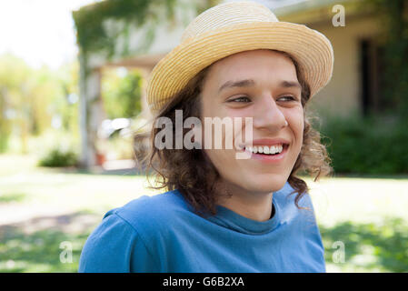 Junger Mann im park Stockfoto