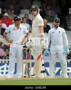 England Alastair Cook (links) und Matt vor Blick auf Australien Steven Smith steht an der Falte am zweiten Tag des fünften Investec Ashes Test Spiel im Kia Oval, London. Stockfoto