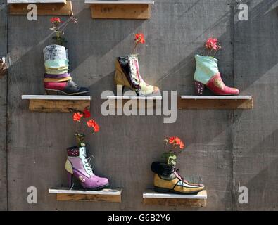 Eine Kunstinstallation namens Shoe Wall der Künstlerin Jane Groves, die im Granby Park in der Dominick Street in Dublin zu sehen ist und die vom Arts Collective Emporstart für den nächsten Monat von einem leeren Ort in mehrere Wochen zu einem Ort der Kreativität verwandelt wurde. Stockfoto