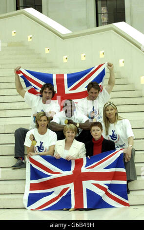 (Von links nach rechts) die Olympiasieger Sally Gunnell, Jason Queally, Linford Christie, Ben Ainslie & Sharron Davies werden von Camelots (L-R) Dianne Thompson (Chief Exec) und Jo Kenrick (Director of Marketing Communications) begleitet, während Camelot ihre Strategie zur Anhebung von 750 Millionen für die britische Olympiabewerbung lanciert. Im British Museum, Great Russell Street. Unter den vorgeschlagenen Spielen ist eine wöchentliche Verlosung mit 30,000 Preisen, von 20 bis 200,000, und eine zweimal jährlich olympische Mega-Verlosung mit über 27 Millionen an Preisen, plus 25,000 andere Anreize wie olympische Urlaubspakete. Stockfoto