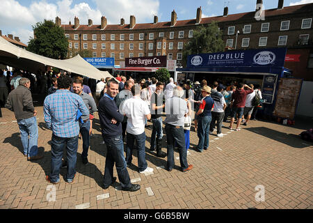 Cricket - Fünfter Investec Ashes Test - Tag fünf - England gegen Australien - das Kia Oval. Am fünften Tag des fünften Investec Ashes-Tests im Kia Oval stehen Menschen in Restaurants Schlange. Stockfoto