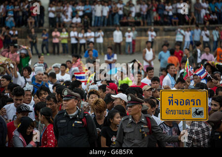 Bangkok, Samut Sakhon, Thailand. 23. Juni 2016. Burmesischen Migranten sammeln um zu sehen, Daw Aung San Suu Kyi Talad Talay Thai Hall am 23. Juni 2016 in Samut Sakhon, westlich von Bangkok. Myanmar Außenminister und Staat Ratgeber Aung San Suu Kyi kam in Bangkok am Donnerstag 23 für einen dreitägigen offiziellen Besuch in Thailand wo sie burmesische Migranten traf. Es ist der erste ausländische Besuch in Thailand seit ihrer pro-demokratischen Partei (NLD) macht im April übernahm. Bildnachweis: Guillaume Payen/ZUMA Draht/Alamy Live-Nachrichten Stockfoto