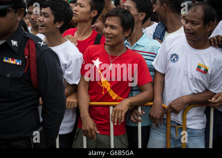 Bangkok, Samut Sakhon, Thailand. 23. Juni 2016. Burmesischen Migranten sammeln um zu sehen, Daw Aung San Suu Kyi Talad Talay Thai Hall am 23. Juni 2016 in Samut Sakhon, westlich von Bangkok. Myanmar Außenminister und Staat Ratgeber Aung San Suu Kyi kam in Bangkok am Donnerstag 23 für einen dreitägigen offiziellen Besuch in Thailand wo sie burmesische Migranten traf. Es ist der erste ausländische Besuch in Thailand seit ihrer pro-demokratischen Partei (NLD) macht im April übernahm. Bildnachweis: Guillaume Payen/ZUMA Draht/Alamy Live-Nachrichten Stockfoto