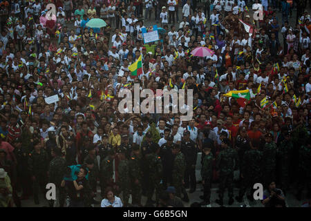 Bangkok, Samut Sakhon, Thailand. 23. Juni 2016. Burmesischen Migranten sammeln um zu sehen, Daw Aung San Suu Kyi Talad Talay Thai Hall am 23. Juni 2016 in Samut Sakhon, westlich von Bangkok. Myanmar Außenminister und Staat Ratgeber Aung San Suu Kyi kam in Bangkok am Donnerstag 23 für einen dreitägigen offiziellen Besuch in Thailand wo sie burmesische Migranten traf. Es ist der erste ausländische Besuch in Thailand seit ihrer pro-demokratischen Partei (NLD) macht im April übernahm. Bildnachweis: Guillaume Payen/ZUMA Draht/Alamy Live-Nachrichten Stockfoto