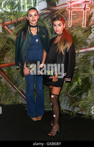 New York, USA. 22. Juni 2016. Sophie Bickley (L) und Charlotte Bickley besuchen die 2016 Trainer und Freunde der hohen Linie Sommerparty in The High Line am 22. Juni 2016 in New York City. Bildnachweis: Debby Wong/Alamy Live-Nachrichten Stockfoto