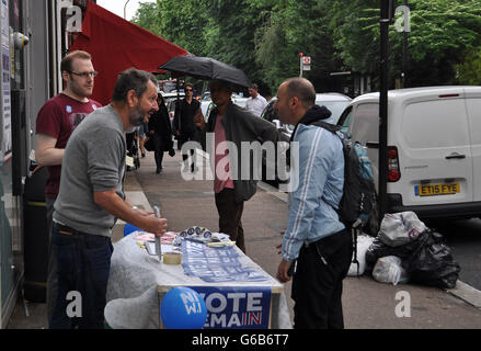 London, UK. 23. Juni 2016. Ein Aktivist der "Britain stärker in Europa"-Kampagne verteilt Aufkleber, die lesen, "Ich am Tag des EU-Referendums in London, Großbritannien, 23. Juni 2016 bin". © Stanislav Mundil/CTK Foto/Alamy Live-Nachrichten Stockfoto